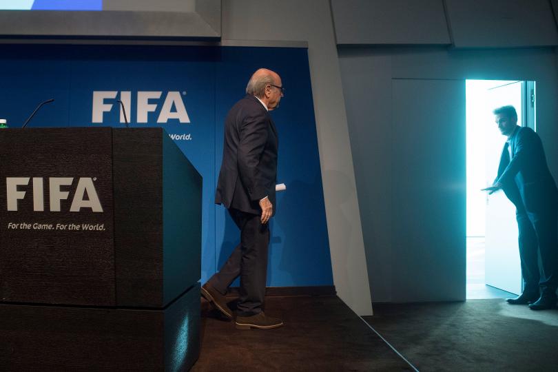 Blatter renuncia a la FIFA