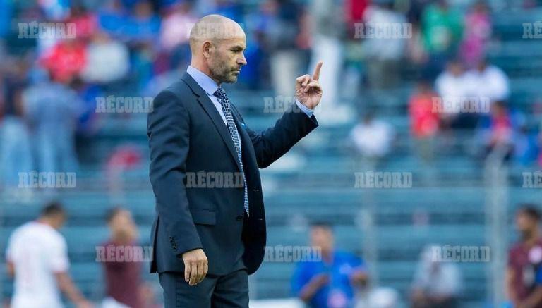 Jemez hace señas a la grada
