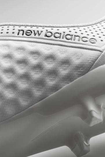 New Balance presenta botines Visaro y Furon en versiones blanco y negro