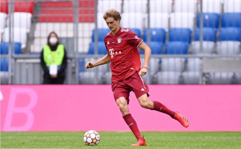 Zverev enfundado con el uniforme de Bayern Madrid tenistas Oscar Leyva