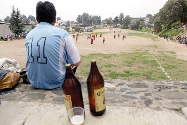 Según estudio en 52 países, los mexicanos son los que más toman cerveza